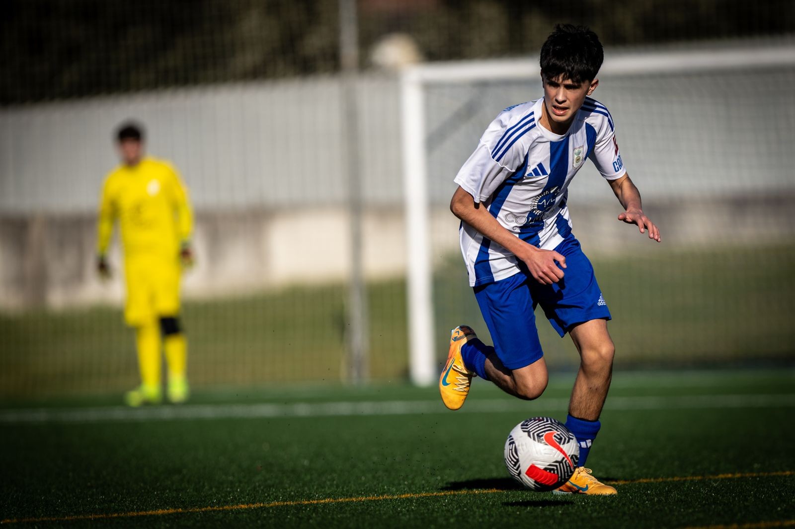 Jugador alevín con el balón