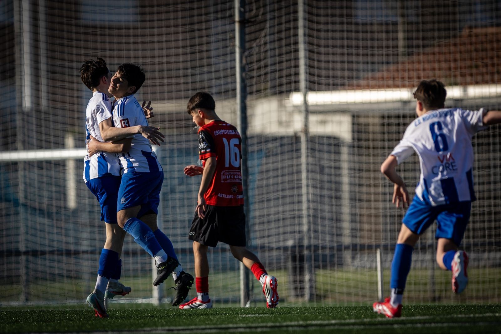 Jugadores juveniles en un partido
